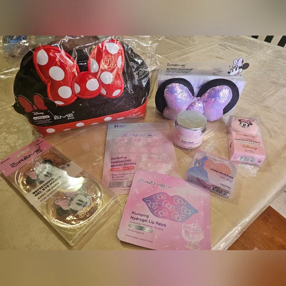 Disney Minnie Mouse Cosmetic Set with Red and Black Bag - Picture 1 of 1